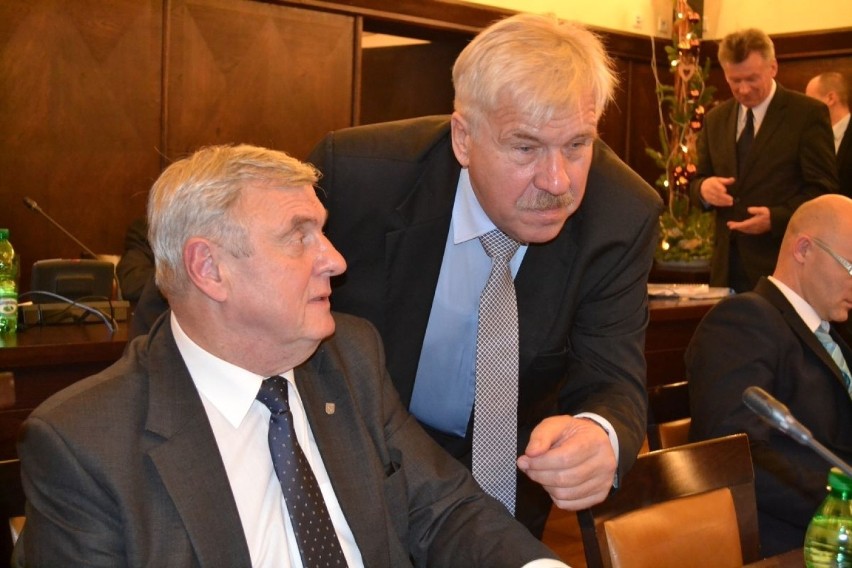 Jan Mura (z prawej) został przewodniczącym Rady Miasta...