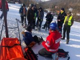 Policjanci na stoku narciarskim na Kiczerze w Puławach instruowali narciarzy jak jeżdzić bezpiecznie [ZDJĘCIA]