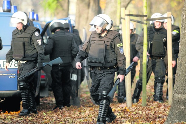 Policjanci zawsze obstawiają okolice stadionu, gdy może dojść do konfrontacji wrogich grup kibiców