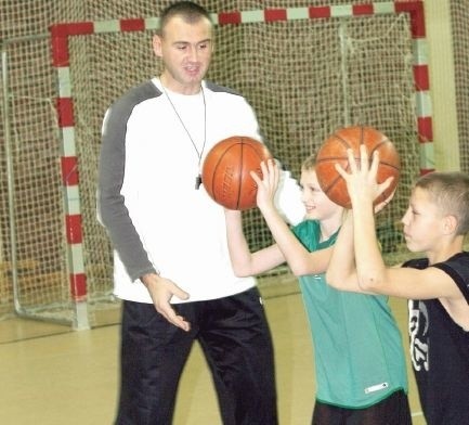 Robert Jakubiak w trakcie zajęć w Słupsku z adeptami basketu.