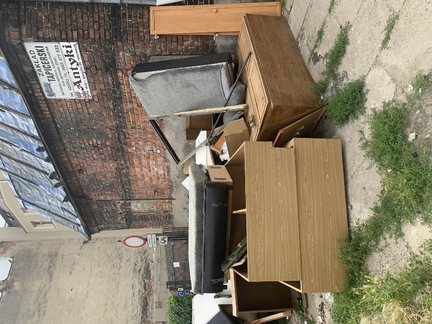 Bałagan wokół śmietników w centrum Szczecina. Ludzie brodzili w odpadkach [ZDJĘCIA]