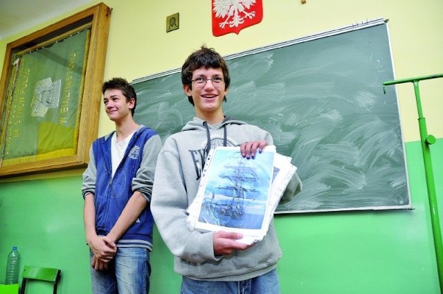 Jakub Łochowski (z prawej) przyniósł na czwartkową lekcję fotografie z wyprawy. Pokazywał kolegom, jak wyglądał żaglowiec i kajuty
