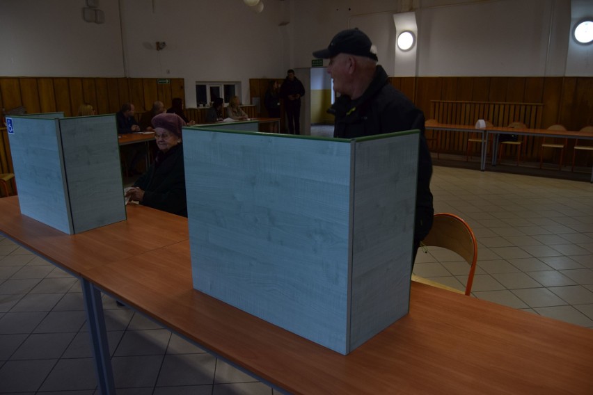 Głosują mieszkańcy gminy Szczecinek. W Gwdzie Wielkiej były uwagi [zdjęcia]
