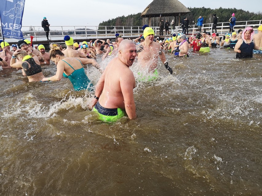 Wielki zlot morsów w Siemiatyczach. Na plaży spotkali się miłośnicy zimowych kąpieli z całej Polski (ZDJĘCIA)