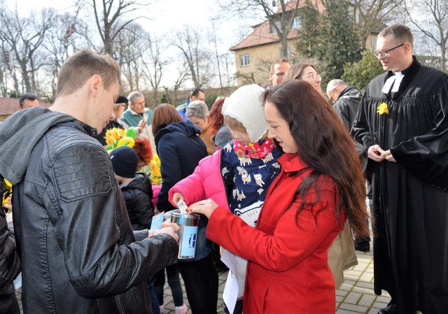 Zbiórka rozpoczęła się zaraz po niedzielnym nabożeństwie.