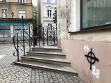 Neonazistowskie symbole na ulicach Dolnego Wrzeszcza w Gdańsku. Sprawę malunków na murach kamienic i ogrodzeniach bada policja [zdjęcia]