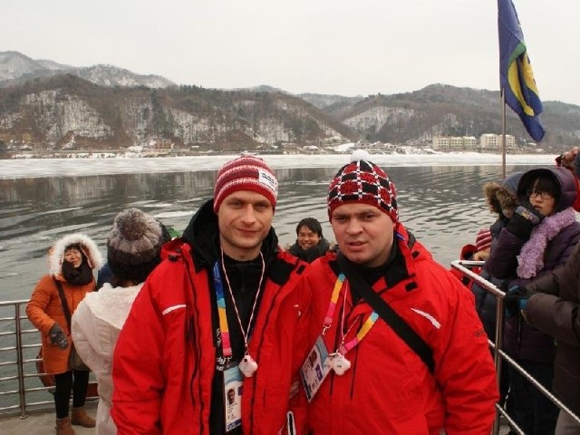 Polskę reprezentuje dwóch zawodników z jędrzejowskiej sekcji "Strzała&#8221; Paweł Gredka (z lewej) i Mariusz Rosół. Paweł wystąpi w narciarstwie alpejskim, a Mariusz zagra w drużynie hokeja halowego.