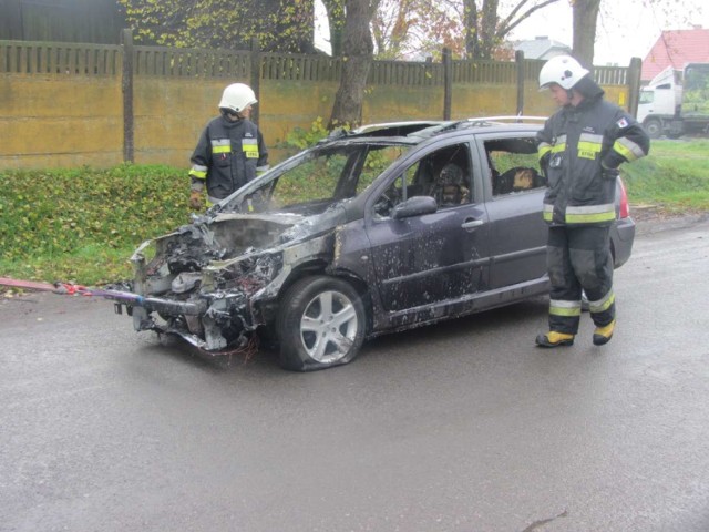 Gniezno: Pożar samochodu w Żelazkowie. Kierowca zdążył uciec [ZDJĘCIA]