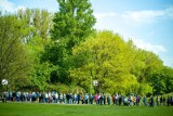 Białystok. Tłum mieszkańców w parku Antoniuk. Miasto rozdało tysiąc sadzonek drzewek owocowych (zdjęcia)