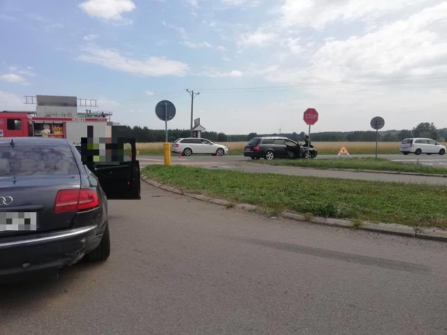W poniedziałek, po godzinie 11, strażacy z OSP Suchowola wyjeżdżali do zderzenia dwóch aut na skrzyżowaniu drogi krajowej nr 8 z drogą wojewódzką nr 670 (Dąbrowa Białostocka - Goniądz).Zdjęcie pochodzi z fanpejdża Kolizyjne Podlasie