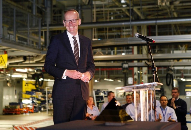 Dyrektor generalny firmy Opel, Karl-Thomas Neumann, odwiedził zakład w Gliwicach krótko po Międzynarodowym Salonie Motoryzacyjnym w Genewie, gdzie nowy Opel Astra otrzymał tytuł europejskiego „Samochodu Roku 2016” / Fot. Opel