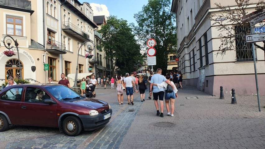 Zakopane. Na Krupówkach kolorowy zawrót głowy. Są baloniki, przygrywają Romowie. Lato na całego 