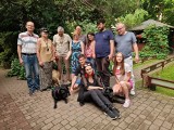 Leila i JJ pomagają niewidomym w Łodzi. Psy asystujące w Łodzi skończyły dwuletni kurs dla czworonożnych opiekunów