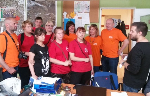 Zespół redakcyjny "Ambasadorek" z opiekunami podczas wizyty w "Gazecie Lubuskiej".
