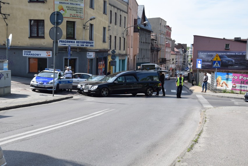 Wypadek w Rybniku: Karawan zderzył się z kabrioletem