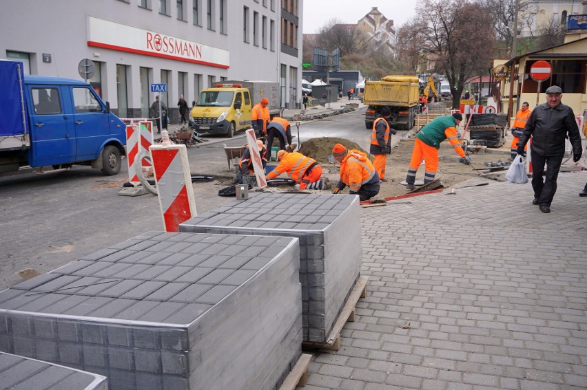 Pod dworzec PKS nie podjedziesz. Ul. Nadstawna zamknięta. Drogowcy kładą nowy asfalt