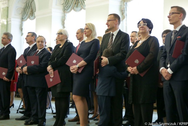 Czwórka białostockich naukowców odebrała w pałacu prezydenckim akty nadania tytułów profesorskich. To prof. nauk medyczych Bożena Dobrzycka z Uniwersytetu Medycznego w Białymstoku, prof. nauk prawnych Katarzyna Laskowska z Uniwersytetu w Białymstoku, prof. nauk prawnych Maciej Perkowski także z Uniwersytetu w Białymstoku oraz profesor Ewa M. Guzik-Makaruk - Prodziekan ds. Nauki na Wydziale Prawa UwB. W uroczystości wziął udział prezydent Andrzej Duda.