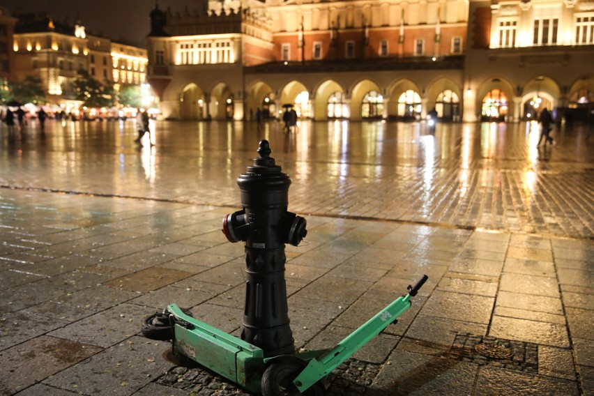 Kraków. Gorączka sobotniej nocy w czerwonej strefie. Jak wyglądały krakowskie ulice?