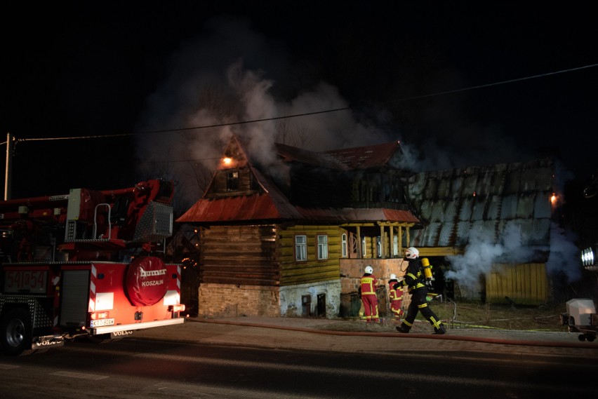 Podhale. Pożar trzech budynków w Białym Dunajcu. Strażacy wyprowadzili z płonącego budynku trzy osoby [ZDJĘCIA]