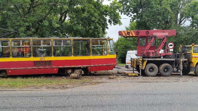 Z tramwaju linii 14 wypadł silnik. Awaria na ulicy Dąbrowskiego