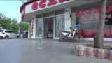 Koło urwane z jadącego samochodu wpadło do sklepu w Turcji [WIDEO]