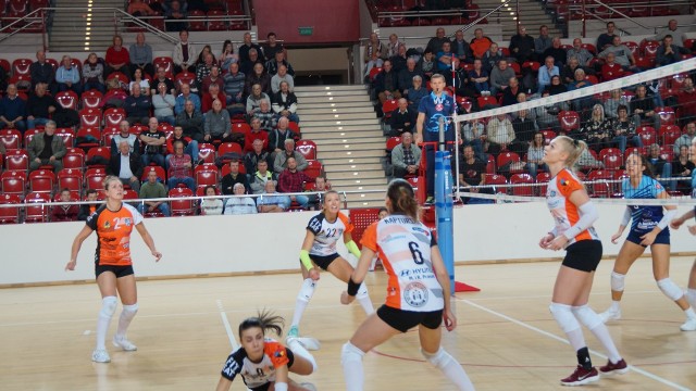 Siatkarki KSZO Ostrowiec Świętokrzyski przegrały w sobotę swój pierwszy mecz w pierwszej lidze z Jokerem Świecie 1:3. W setach 20-25, 20-25, 25-21, 18-25. KSZO Ostrowiec Świętokrzyski:Klekot Izabela, Samul Olga – libero, Kacprzak Monika, Salainicowa Erika, Kapturska Joanna, Marcyjanik Julia, Piotrowska Emilia, Szczygieł Karolina, Pauliukouskaya Olga- kapitan, libero, Kobus Kamila, Abramajtys Nikola, Błaszczyk Oliwia, Kędziora Justyna, Kawa Monika.Zawodniczki z Ostrowca w pierwszej i drugiej partii spotkania dobrze radziły sobie do połowy setów. Później prym na parkiecie wiodły zawodniczki ze  Świecia. Inaczej sytuacja wyglądała w secie trzecim. Ostrowczanki sprawiały wrażenie, że dopiero się rozgrzały i że zdołają odwrócić wynik meczu. Rozgrywały bardzo udane akcje. Popisywały się doskonalą zagrywką. Niestety czwarty set ponownie należał do siatkarek Joker Świecie i był praktycznie formalnością.Zdaniem trenera ostrowieckiej drużyny Łukasza Marciniaka przyczyny porażki należy upatrywać w tym, że siatkarki z Ostrowca dopiero co zadebiutowały w lidze. Jest, jednak optymistą.- Mimo porażki jestem zadowolony z postawy moich zawodniczek – mówi trener drużyny KSZO Łukasz Marciniak. - Mieliśmy bardzo ciężkie dwa tygodnie pod względem psychicznym. Sytuacja  w jakiej był klub była dla nas bardzo stresująca. Nasz pierwszy przeciwnik to ubiegłoroczny mistrz pierwszej ligi. Z tamtego składu zmieniła się tylko jedna zawodniczka. Na pewno musimy poprawić asekurację. Dobrze funkcjonował atak i przyjęcie. Niezła była zagrywka. Mamy bardzo młody zespół. Średnia wieku to 22 lata. Dziewczyny jeszcze potrzebują czasu, żeby zapoznać się z tą ligą i tym poziomem rozgrywek.Przypomnijmy, że w przerwie między rozgrywkami w Ostrowieckim klubie nastąpiła prawdziwa rewolucja. Spadek z Ligi Siatkówki Kobiet i problemy finansowe sprawiły, że w pewnym momencie pod znakiem zapytania stanęło dalsze funkcjonowanie klubu. Sytuację udało się jednak opanować i drużyna została zgłoszona do rozgrywek I Ligi Siatkówki Kobiet. Pierwszy mecz nowego sezonu został jednak przełożony z powodu nie uzyskania na czas licencji na grę w pierwszej lidze. (MAJ)