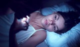 Co na budzenie się w nocy? Gdy męczy cię bezsenność, te metody pomogą ci szybko zasnąć nawet nad ranem. Niektóre sposoby na sen cię zaskoczą