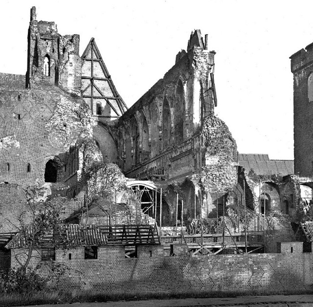 Wiele elementów wyposażenia zamku w Malborku uległo zniszczeniu w wyniku działań wojennych w 1945 roku. Na zdjęciu kościół NMP na Zamku Wysokim.