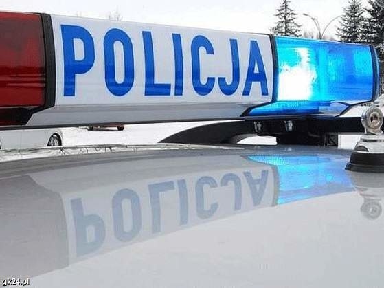 Dyżurny policji został poinformowany o samochodzie leżącym w rowie w okolicach Trzebielina.