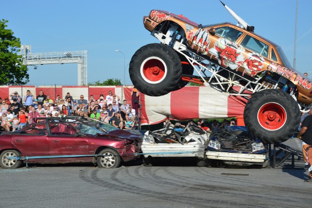 Ryk silników, zapach spalin, karkołomne ewolucje i najlepsi kaskaderzy świata. Tak było w niedzielę, 13 maja w Świebodzinie, gdzie odbył się American Monster Truck Motor Show. Kaskaderskim pokazom przyglądały się setki osób. Mrożące krew w żyłach akrobacje: przejazd przez ścianę ognia z człowiekiem na masce pojazdu, drifty, palenie gumy, jazda samochodem na dwóch kołach, kontrolowane wypadki, skoki na motocyklach połączone z akrobacjami, ogromne Monster Trucki miażdżące samochody... jak w najlepszych filmach akcji. Pełne emocji widowisko to zasługa profesjonalistów. Kolejne show w naszym województwie odbędzie się 20 maja w Międzyrzeczu.