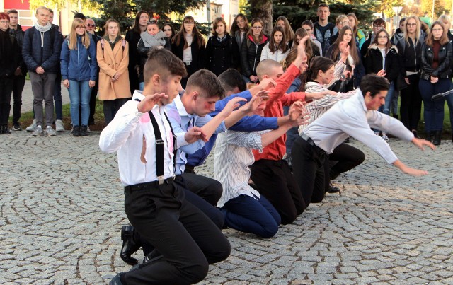 Dziś (29 października), w samo południe przy pomniku 10 Pomordowanych Grudziądzan rozpoczęła  się uroczystość patriotyczna upamiętniająca mieszkańców naszego miasta rozstrzelanych przez hitlerowców w pierwszej publicznej egzekucji w 1939 r. Inscenizację historyczną przygotowali uczniowie klas mundurowych III Liceum Ogólnokształcącego. Liczne delegacje złożyły kwiaty przy pomniku. 