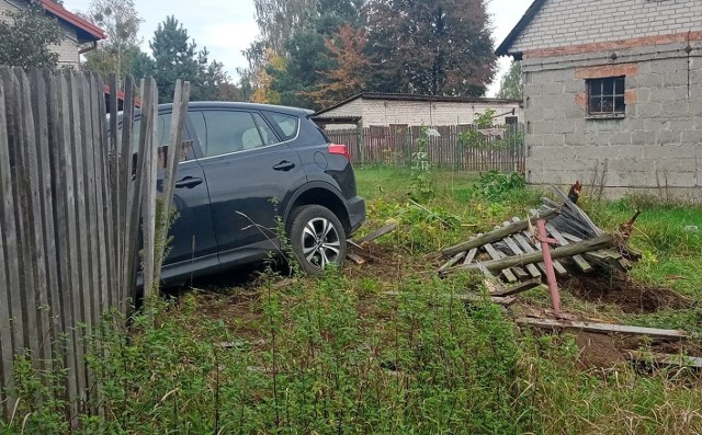 Na miejscu zdarzenia w Maciejowicach. Jeden z samochodów zjechał z drogi na pobocze.