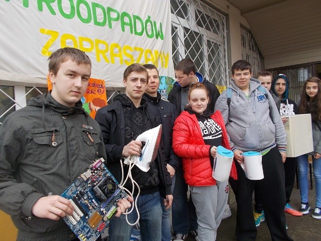 Uczniowie Zespołu Szkół im. Adama Mickiewicza pomagają pozbyć się elektrośmieci