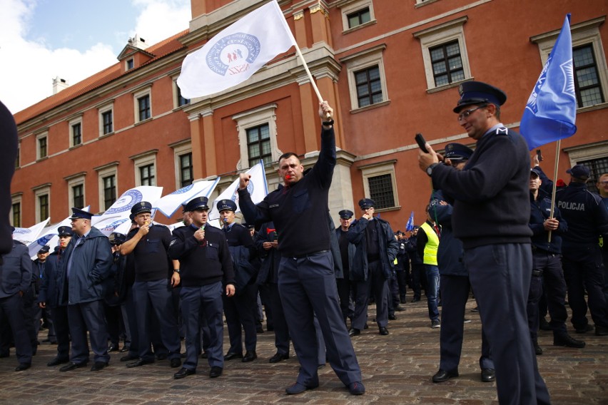 Protest policjantów w Warszawie. Mundurowi domagają się...