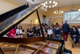 Rafał Blechacz, światowej sławy pianista, zagrał koncert dla uczniów bydgoskiego Braille’a [zdjęcia]