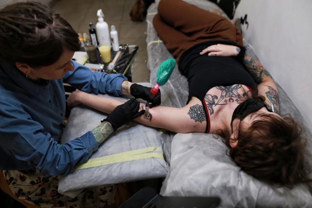 W poznańskim studio Seven Sins Tattoo można było zrobić sobie tatuaż i tym samym wesprzeć Ukrainę w tym trudnym dla niej czasie. Cały dochód z poniedziałkowego walk-in studio przeleje na konto Polskiej Akcji Humanitarnej, która pomaga naszym wschodnim sąsiadom.Zobacz więcej zdjęć --->>>