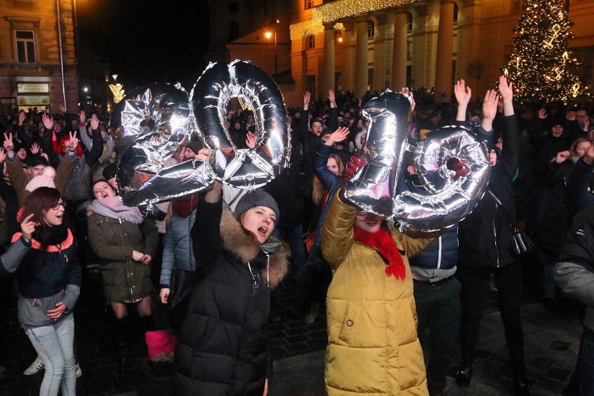 Sylwester w Lublinie. Tak mieszkańcy przywitali 2019 rok. Zobacz zdjęcia i wideo