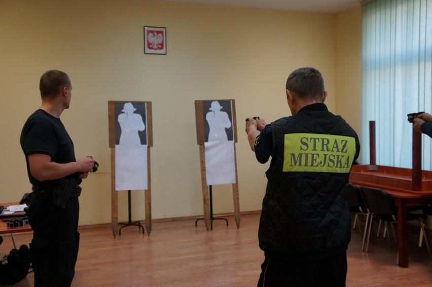 Chorzowscy strażnicy miejscy na szkoleniu u policjantów