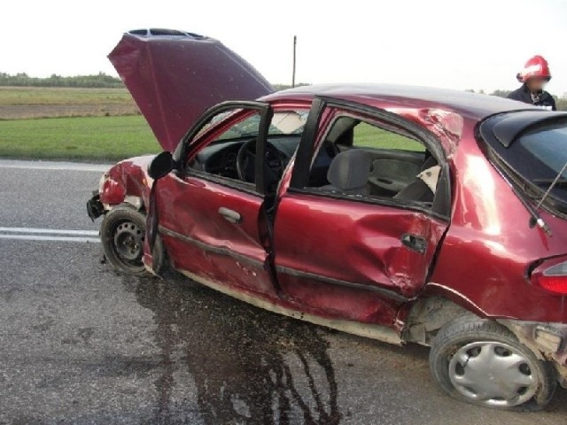 Po czwartkowym zderzeniu w Luszycy do szpitala trafili kierowca i pasażer lanosa, który zderzył się z tirem.