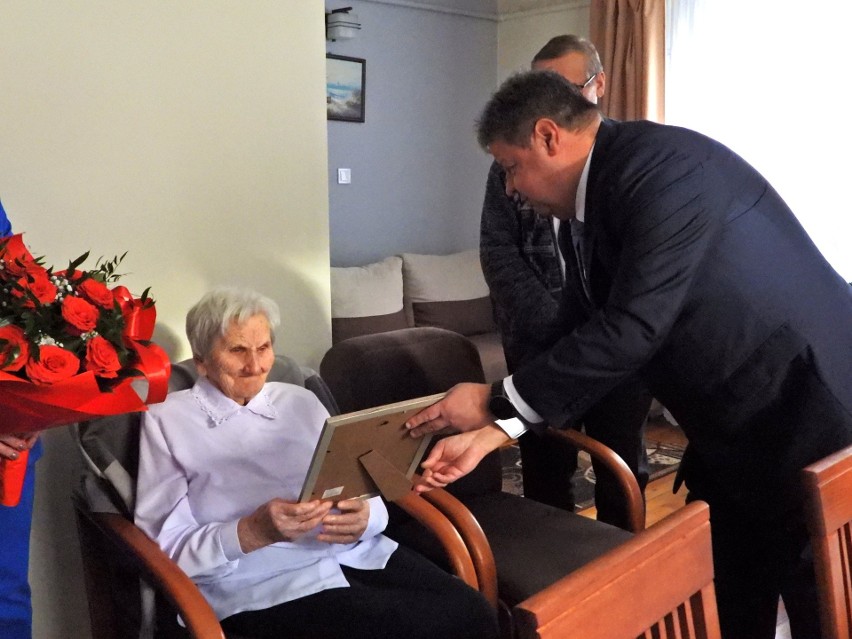 Pani Janina skończyła 100 lat. Z życzeniami i kwiatami przyjechał burmistrz Skaryszewa