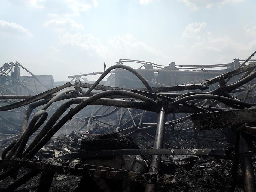 Pożar w Zawierciu: Spalona hala jest zawalona [NOWE ZDJĘCIA + WIDEO] POŻAR ZAWIERCIE