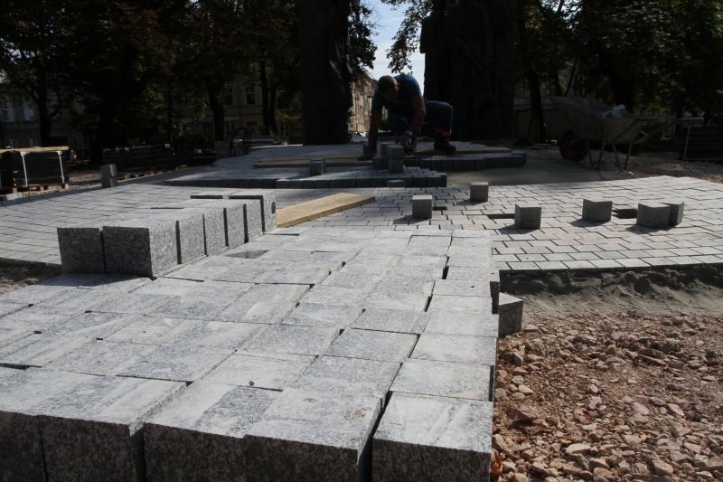 Wokół pomnika Armii Krajowej układana jest kostka granitowa...