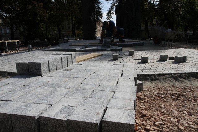 Wokół pomnika Armii Krajowej układana jest kostka granitowa przez czterech robotników. Od wtorku będzie dodatkowa ekipa 8-osobowa.