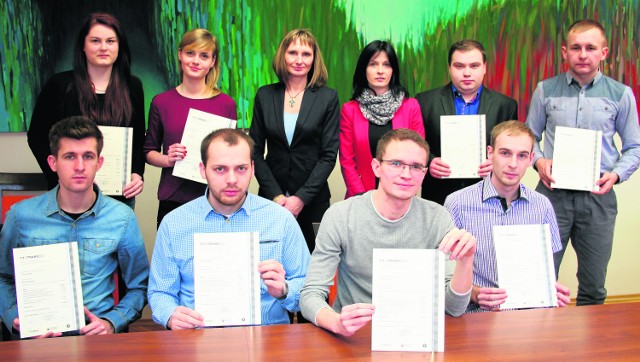 Certyfikaty TransEdu zdobyło ośmiu studentów ekonomii.