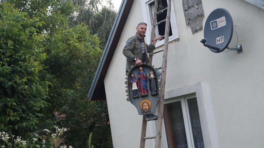 Barcice. Kapliczka ze Świętą Kingą z Sapieńca uratowana. Przywrócili jej dawny blask [ZDJĘCIA]