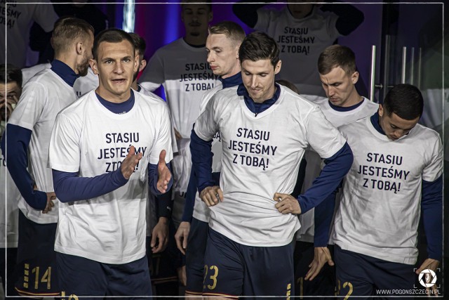 Damian Dąbrowski (z lewej) i cały zespół wyszedł na rozgrzewkę w koszulkach z napisem-wsparciem dla kontuzjowanego kolegi Stanisława Wawrzynowicza.