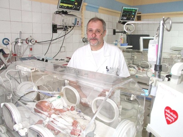 Doktor Grzegorz Tokarski, konsultant wojewódzki w dziedzinie neonatologii podkreśla, że nowoczesny sprzęt do ratowania życia najmniejszych dzieci trafia do szpitali głównie dzięki zakupom Wielkiej Orkiestry Świątecznej Pomocy.