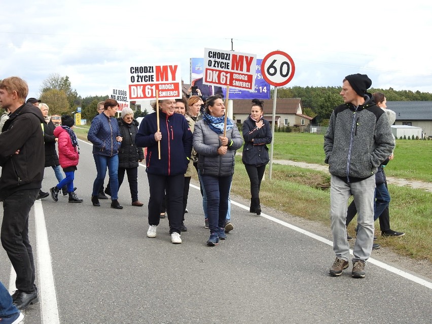 Mieszkańcy domagają się przebudowy skrzyżowania. Zablokowali drogę krajową nr 61 [zdjęcia, video]