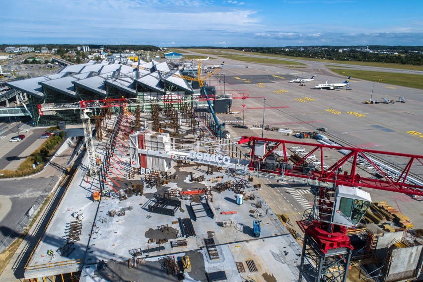 Montaż ogromnych dźwigarów, które będą podtrzymywały dach nowego pirsu terminalu na lotnisku