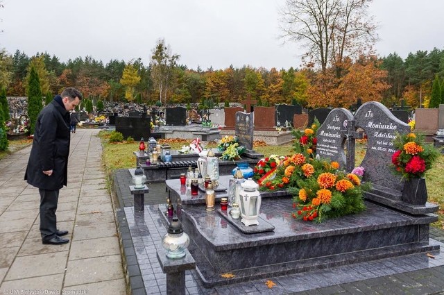 Delegacja Urzędu Miejskiego, jak co roku, odwiedziła dziś białostockie cmentarze. W imieniu prezydenta Białegostoku na mogiłach osób zasłużonych dla miasta kwiaty składał jego zastępca Przemysław Tuchliński.